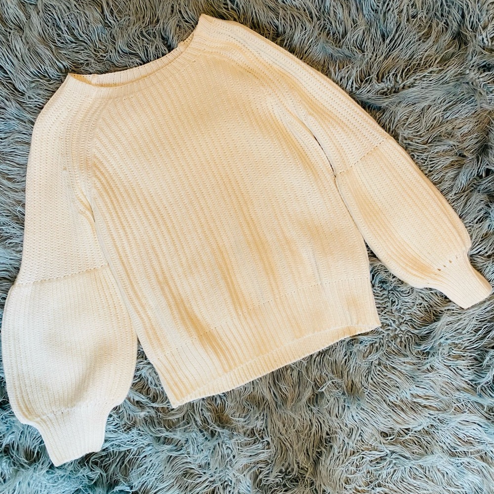 Bubble sleeve ivory sweater. Max Studio brand